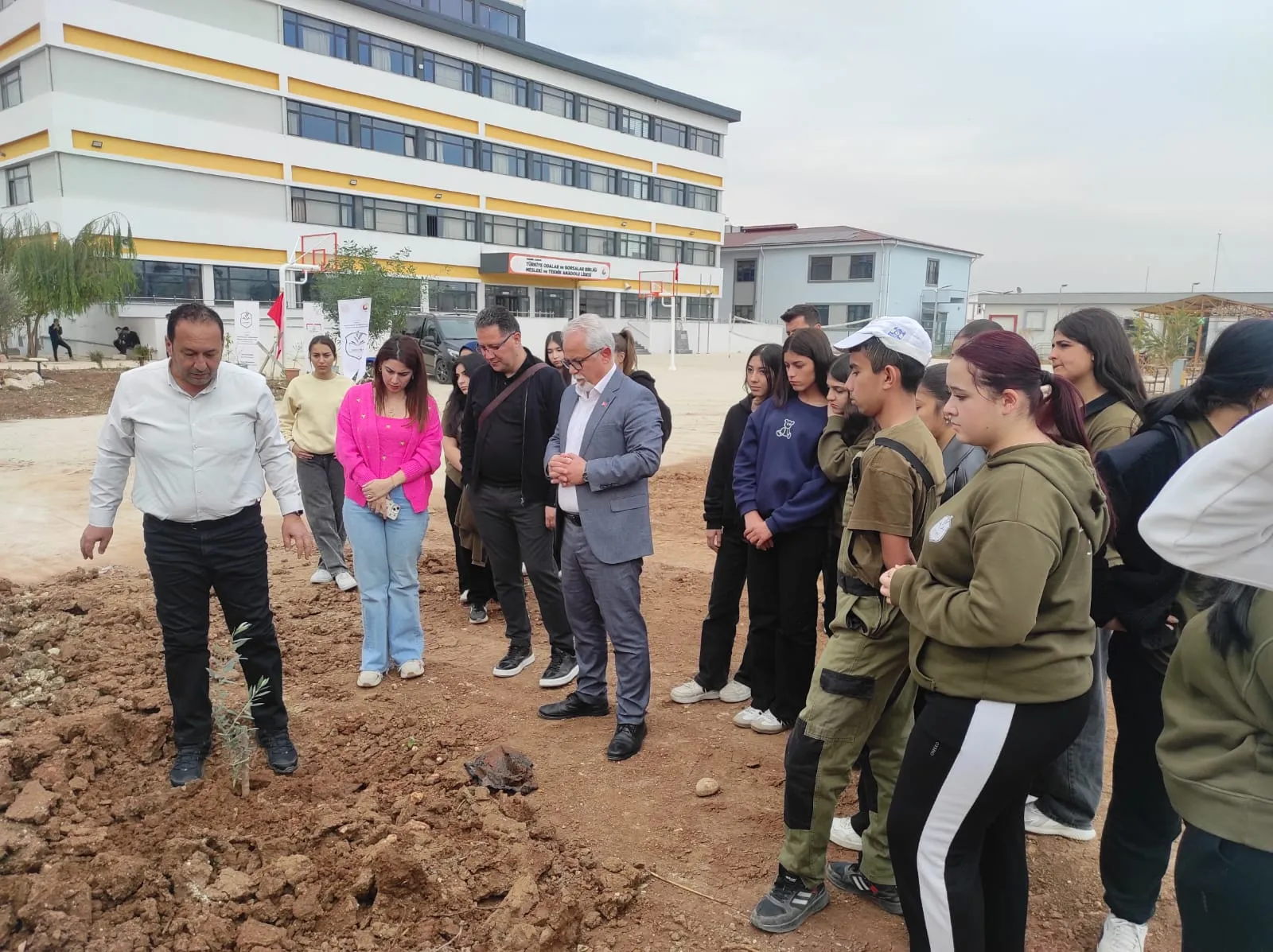 TARSUS TİCARET BORSASI VE TOBB MTAL ÖĞRENCİLERİ 2026 YILI İÇİN UMUT FİDANLARI DİKTİ